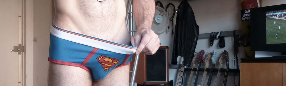 自分のパンツの中を覗き込む男性